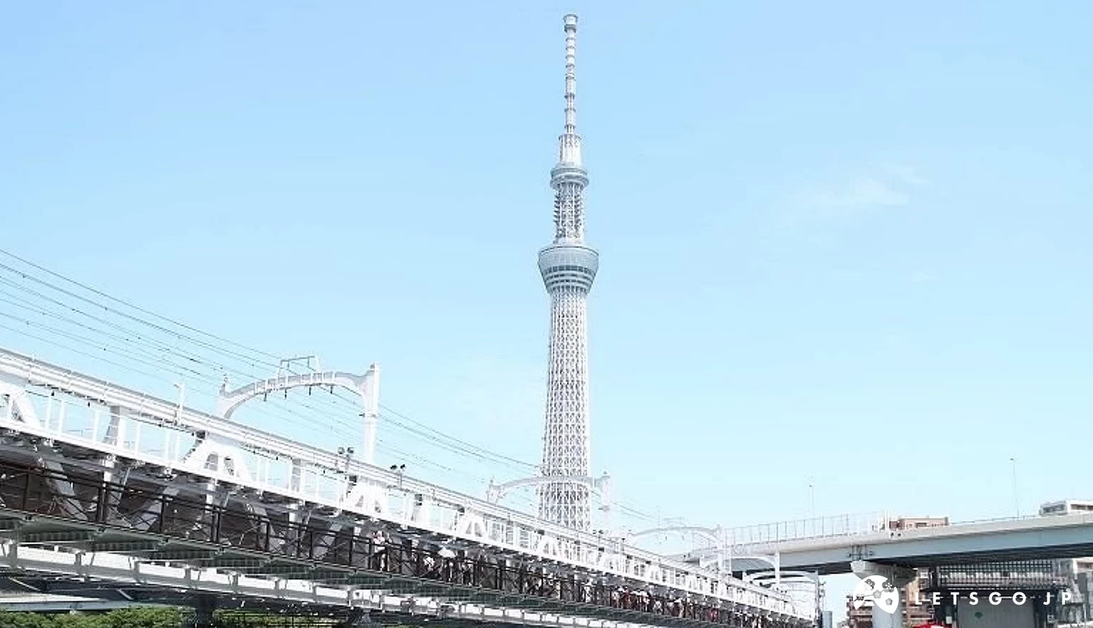 步道橋與晴空塔